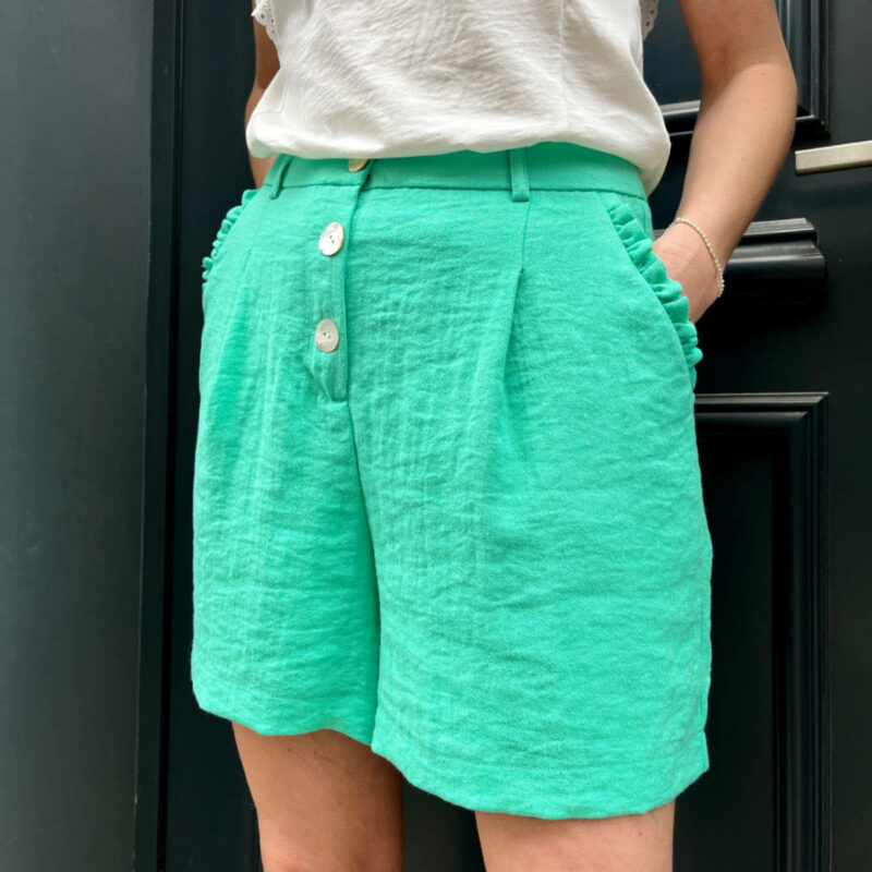 Short en lin vert pour femme, très tendance.