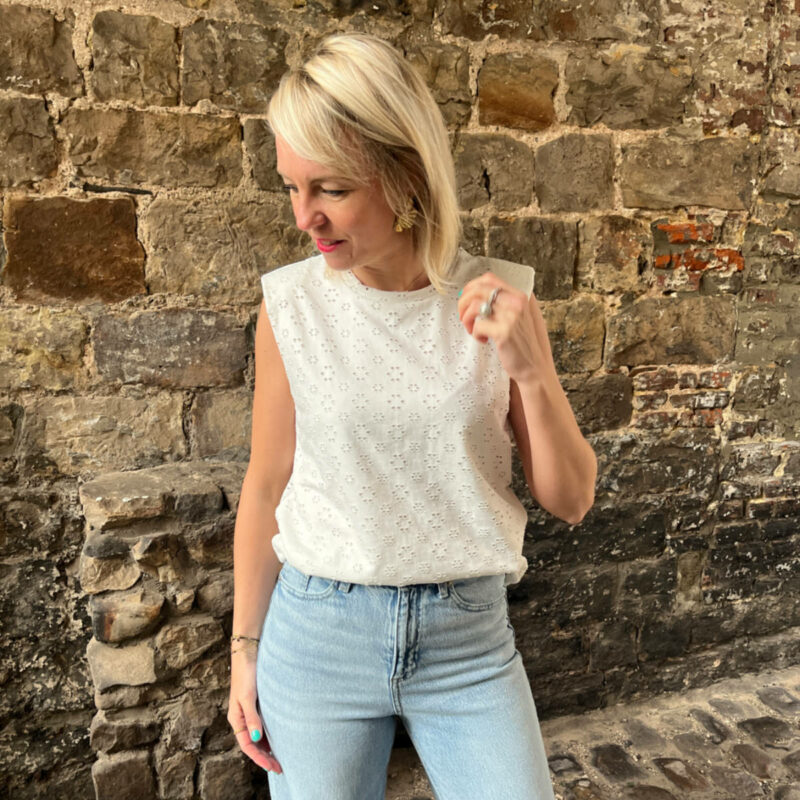 Tee-shirt broderie blanc pour femmes tendances.