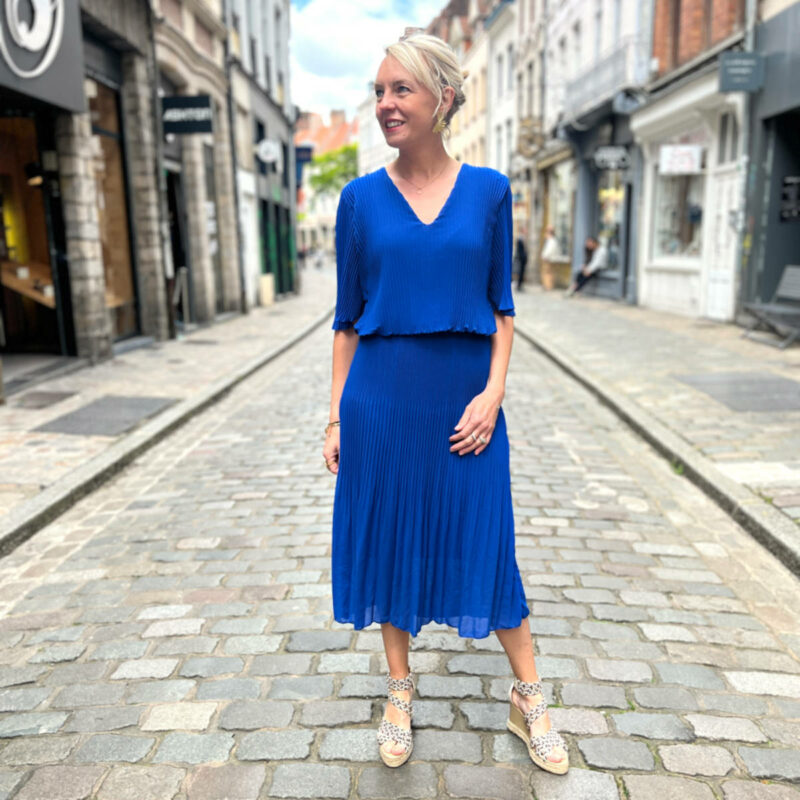 Robe plissée mi-longue bleue pour femmes tendances.