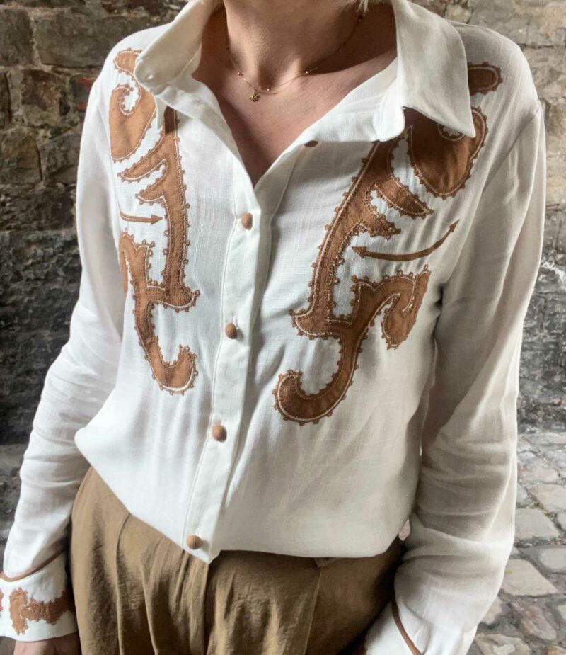 blouse broderie camel